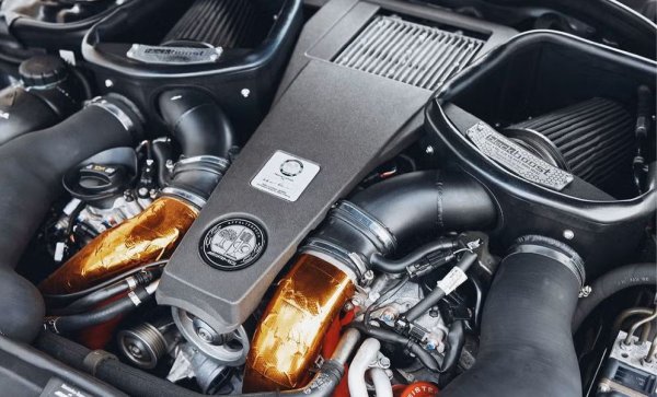 Оборудвана с гърнета Capristo с клапани, тази машина стартира така, сякаш не палите автомобил, а възпламенявате ракета. Всмукателният колектор е заменен със специален от BlackBoost, който не само допринася към оглушителната синфония, но и спомага оригиналната мощност от 550 конски сили сега да е по-близо до 650. 
